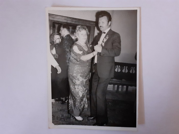 Fotografie dimensiune CP cu bărbat și femeie dans&acirc;nd