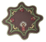 CENTRU DE MASA VINTAGE CU MODEL CUSUT &Icirc;N CRUCIULIȚE ȘI MARGINE FIRE METALICE
