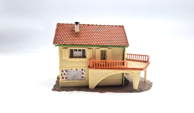 kit casa rezidentiala cu balcon Diorama circuit trenulet Faller 253 Germania anii &amp;#039;80 HO foto