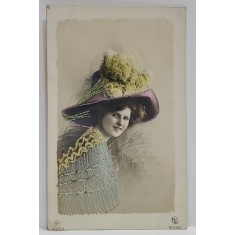 TANARA CU PALARIE VIOLETA , CARTE POSTALA CU CUSATURI DIN FIR DE MATASE , INCEPUTUL SEC. XX