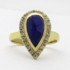 Inel din aur, decorat cu safir pară și diamante
