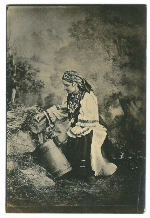 4128 - ETHNIC woman, Romania ( 11.5/7.5 cm ) - old photocard - unused