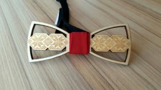 Papion din lemn gravat cu motiv traditional W01 foto