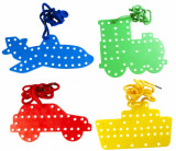 Cumpara ieftin Figurine masini cu perforatii si snur,plastic,multicolor,4 bucati set