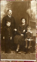 INTERBELICA/FOTO VECHE DE COLECTIE TIP C.P.,,FRATII N. &amp; C. CRISTEA&quot;/FAMILIE CU.