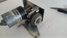 MOTOR + REDUCTOR 24V curent continuu cu suport