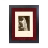 Carmen Sylva &icirc;n cabinetul de lucru, fotografie cu semnătura suveranei și a fotografului Franz Mandy - Cu semnătura