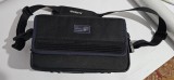 GEANTA CAMERA SONY . LUNGIME 27,5 CM LATIME LATERALA 13 CM , INALTIME 17 CM .