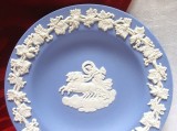 FARFURIE PORTELAN WEDGWOOD BLUE JASPERWARE ANGLIA DECOR SCENA MITOLOGICA BORDURA CU VITA DE VIE CU STRUGURI 11 CM