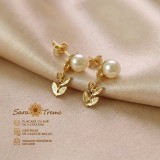Cercei Perla Botanica cu perle albe si frunzulite aurii, placati cu aur 18K, 2 cm Brazilia