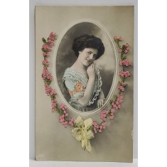 TANARA CU ROCHIE ALBASTRA , IN MEDALION , CARTE POSTALA CU CUSATURI DIN FIR DE MATASE , INCEPUTUL SEC. XX