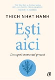 Cumpara ieftin Esti aici. Descopera momentul prezent/Thich Nhat Hanh
