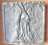 5225-Icoana Metaloplastie veche Fecioara Maria in relief metal moale argintiu pe stativ de lemn masiv perioada 1900, maxim interbelica.