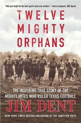 Twelve Mighty Orphans: The Inspiring True Story of the Mighty Mites Who Ruled Texas Football foto