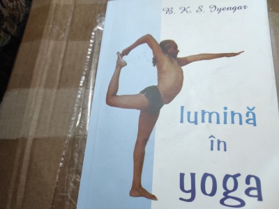 LUMINA IN YOGA - B. K. S. IYENGAR,. EDITURA MIX 2012, 667 PAG foto