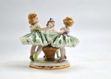 Figurina veche din Portelan dantelat DRESDA Thuringia 3 fete dansand in jurul unui buchet de flori