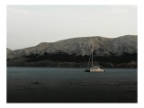 Tablou Canvas Catamaran Solitar &icirc;ntre Munți Tăcuți, 39 x 26 cm, CMCLASS