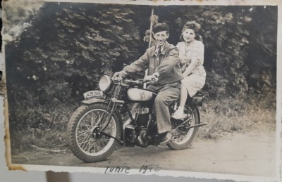 Fotografie tip carte postala, necirculata, la plimbare pe motocicleta, 1942 foto