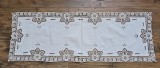 CENTRU DE MASA VINTAGE DIN BUMBAC BEJ CU BRODERIE SI CROSET POINT DE VENISE