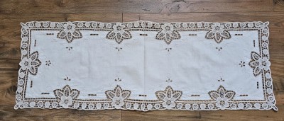 CENTRU DE MASA VINTAGE DIN BUMBAC BEJ CU BRODERIE SI CROSET POINT DE VENISE foto