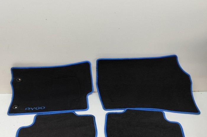 Set covorașe TOYOTA AYGO _B4_ 2014 OEM: 58510-YYT10-C0 | 28148431