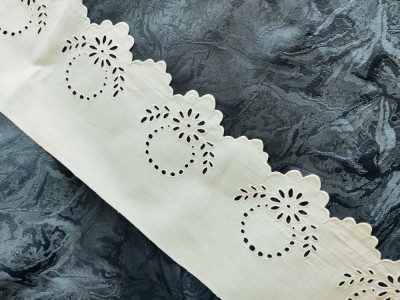 Broderie albă vintage deosebită foto
