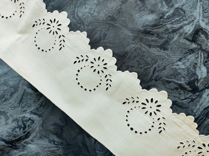 Broderie albă vintage deosebită