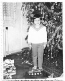 P2825N Copil cu jucării sub bradul de Crăciun, Rom&acirc;nia, perioada comunistă