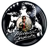 Ceas de perete decorativ realizat din disc de vinil, Model Michael Jackson Regele Pop Autograf, Negru, 30 cm
