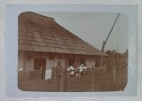 OFITER IN CURTEA UNEI CASE DIN MOLDOVA , FOTOGRAFIE , FORMAT CARTE POSTALA , PERIOADA PRIMULUI RAZBOI MONDIAL