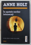 IN SPATELE NORILOR INTUNECATI de ANNE HOLT , 2014