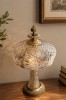 Lampă de masă vintage realizată din cristal tăiat manual, av&acirc;nd o bază și accente din alama și bronz.Material: Cristal tăiat manual și bronz