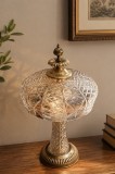 Lampă de masă vintage realizată din cristal tăiat manual, av&acirc;nd o bază și accente din alama și bronz.Material: Cristal tăiat manual și bronz