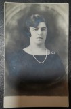 Fotografie tip carte postala, necirculata, femeie cu margele si brosa, 1928