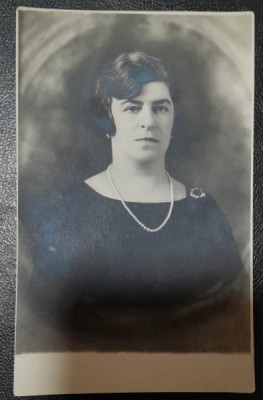 Fotografie tip carte postala, necirculata, femeie cu margele si brosa, 1928 foto
