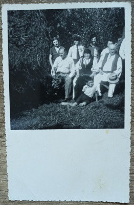 Fotografie de familie cu tarani din Sasciori, perioada interbelica// foto tip CP foto