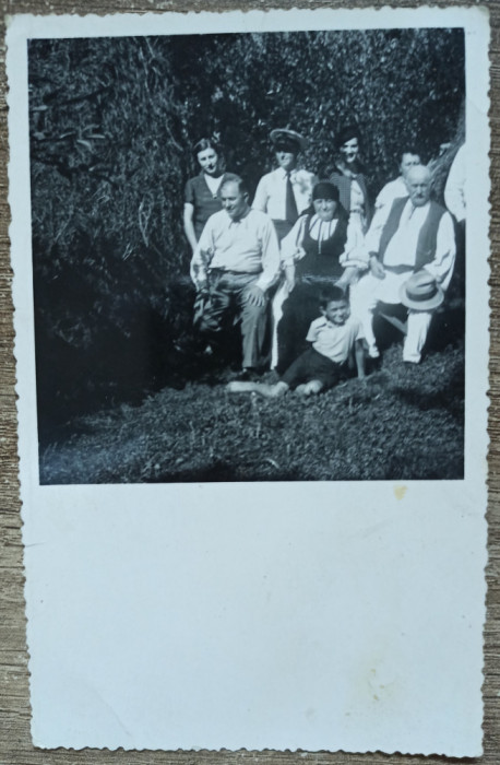 Fotografie de familie cu tarani din Sasciori, perioada interbelica// foto tip CP