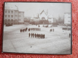 Fotografie, militari la instructie in curtea cazarmei, perioada interbelica