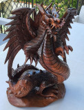 Un superb dragon din lemn masiv de dimensiuni impresionante