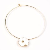 Colier metalic cu floare alba