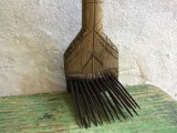 Darac vechi taranesc din lemn si metal realizat manual pentru prelucrat / scarmanat lana sau canepa prima jumatate a sec XX !