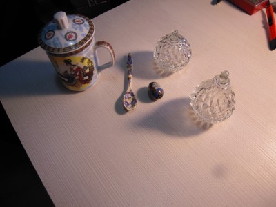 LOT cana cu capac si sita China + lingurita portelan si 2 mini bomboniere sticla foto