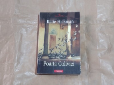 KATIE HICKMAN - POARTA COLIVIEI foto