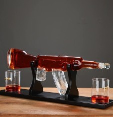 Set pentru Cognac, Whiskey&nbsp; Sticla-decantor AK47,&nbsp;4 pahare si suport din lemn