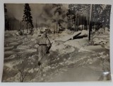 SOLDATI FINLANDEZI LA CONTRAATAC IN PADURILE CARELIEI , FOTOGRAFIE DE PRESA GERMANA , AL DOILEA RAZBOI MONDIAL