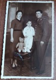 QW18 67 - Fotografie foarte veche - militar cu familia - an 1940, Alb-Negru, Romania 1900 - 1950