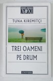 TREI OAMENI PE DRUM de TUNA KIREMITCI , 2017