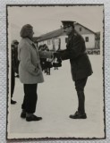 Fotografie, Ofiter al armatei romane, intampinat cu fanfara strajerilor, perioada celui de-al doilea razboi mondial