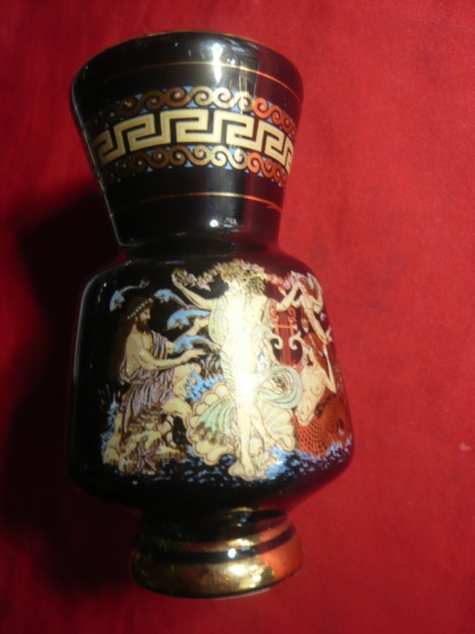 Vas grecesc frumos pictat cu aur ,cu scene mitologice ,h=10,5cm,d.sus= 5 cm ,2mi