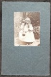 Fotografie pe carton, fetita in gradina, inceput de secol XX